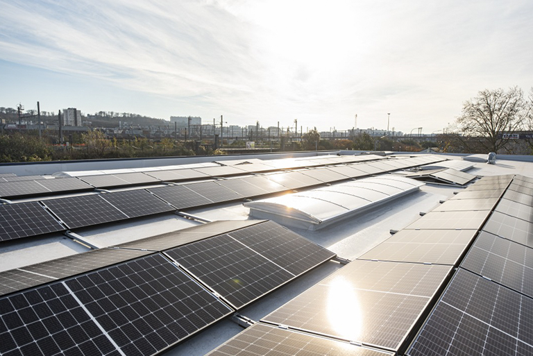 Analyser l’état de sa toiture industrielle avant le placement des panneaux photovoltaïques … une évidence !